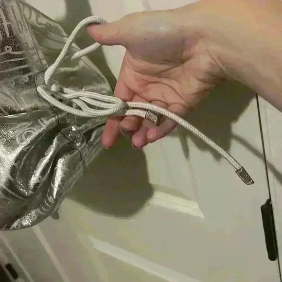 NWOT Metallic Silver Rare Poppy Vintage Y2K Coach Bag Great for Travel - Picture 7 of 14